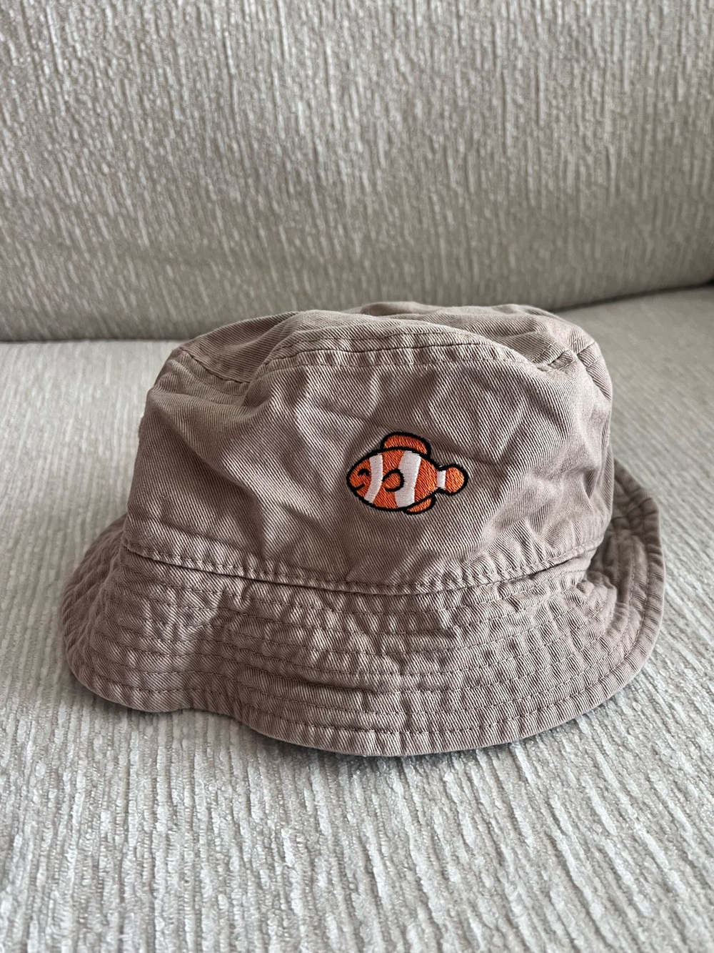 Adult Beige Bucket Hat with Embroidered Clownfish - Unbranded